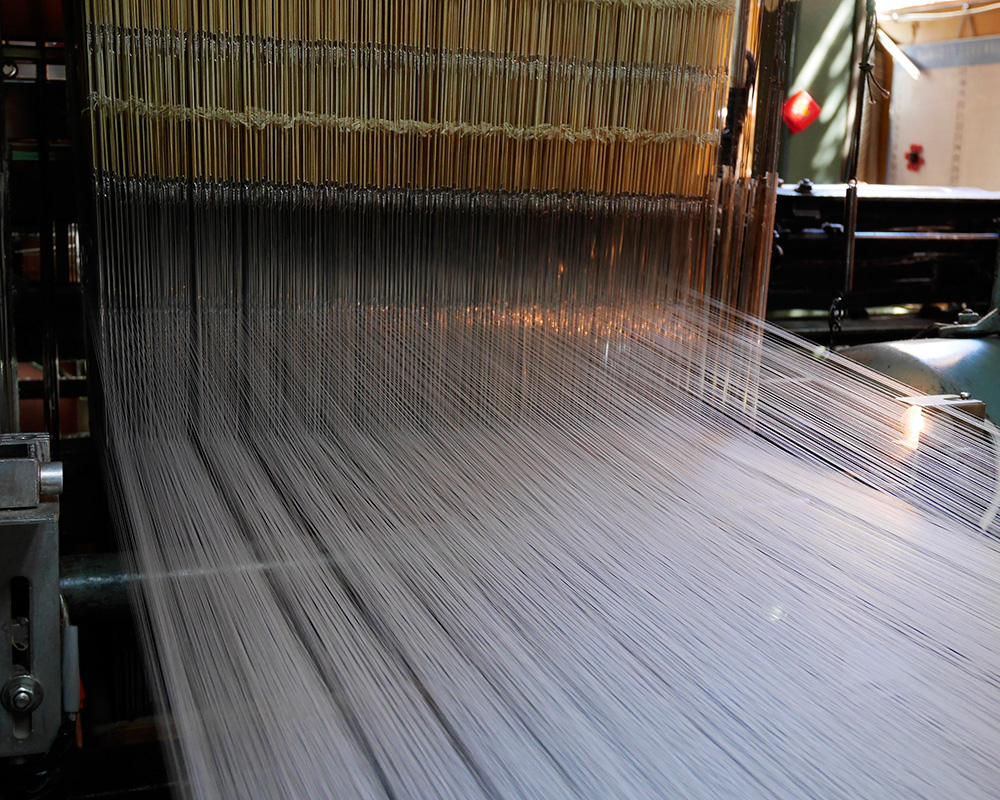 織り機から無数に伸びる糸